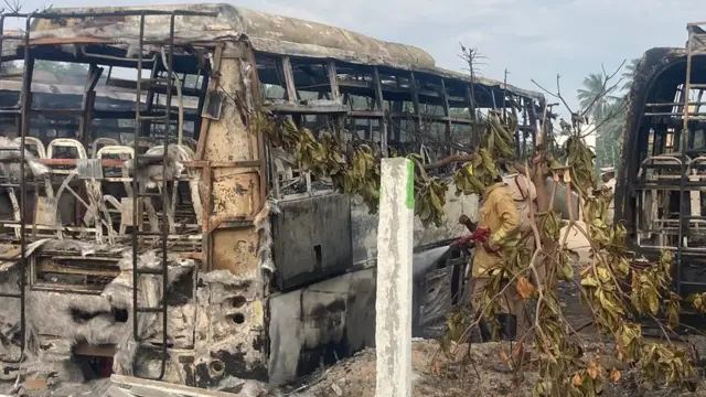 கள்ளக்குறிச்சியில் தீக்கிரையாக்கப்பட்ட பேருந்துகள்