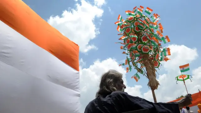 প্রজাতন্ত্র দিবসে ভারতের জাতীয় পতাকাকে সম্মান জানান বহু নাগরিক