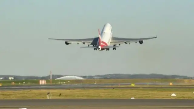 সিডনি বিমানবন্দর ছেড়ে যাচ্ছে কোয়ান্টাসের বোয়িং ৭৪৭