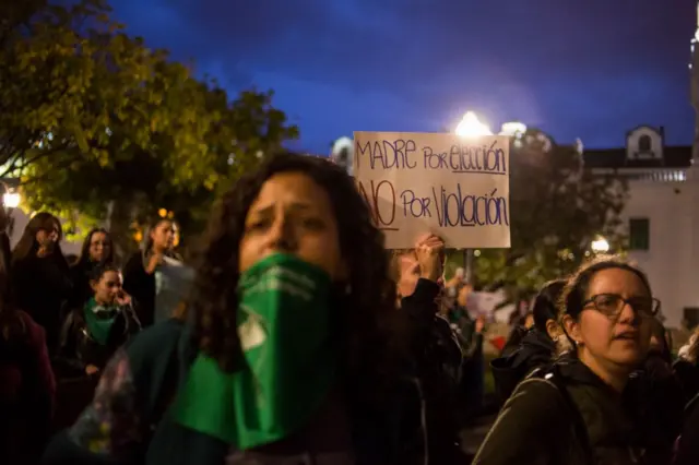 Uamuzi wa mahakama ya kikatiba ulifanyika baada ya kuwasilishwa kwa madai kadhaa na makundi ya wanaotetea haki za wanawake