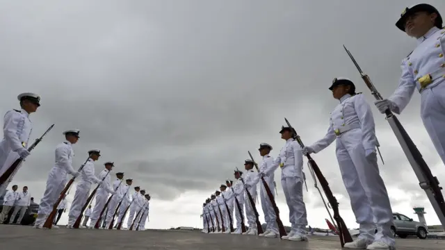 25 Eylül'de Cartagena kentinde düzenlenen anlaşma töreni için kente gelen yöneticileri ve konukları havaalanında karşılayan Kolombiya askerleri.