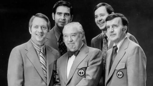 John Coleman junto a un grupo de periodistas