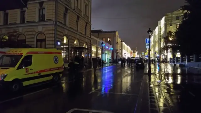 Полицейская операция около отделения Ситибанка на Большой Никитской улице