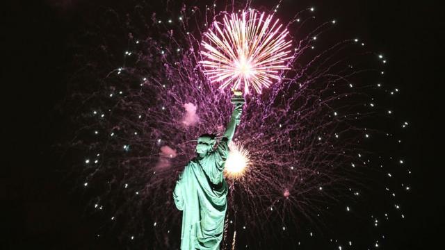 Estátuda da Liberdade durante queimacasino online minimo depositofogos