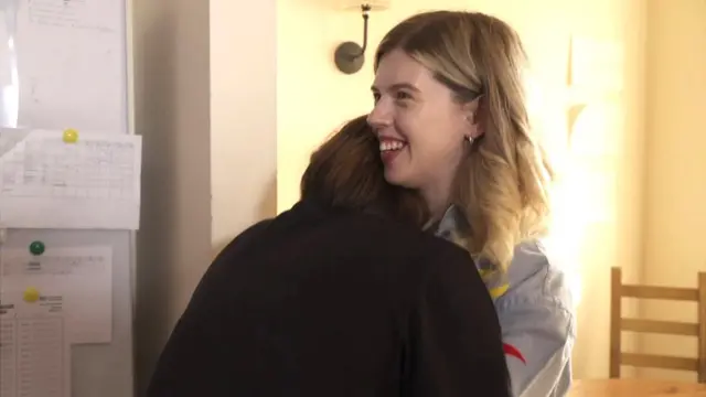 Nina et Arina se font un câlin