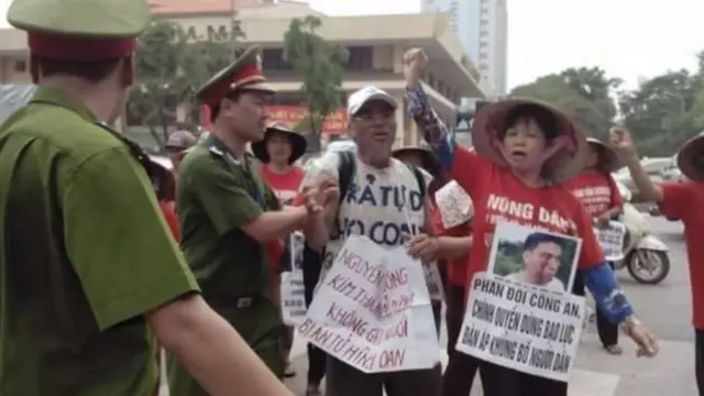 Bà Cấn Thị Thêu trong một lần biểu tình