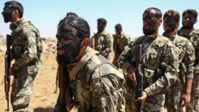 Según el Observatorio Sirio de Derechos Humanos, las milicias sirias apoyadas por Turquía han causado unas 900 bajas en los últimos meses a las fuerzas que apoyan a Asad.