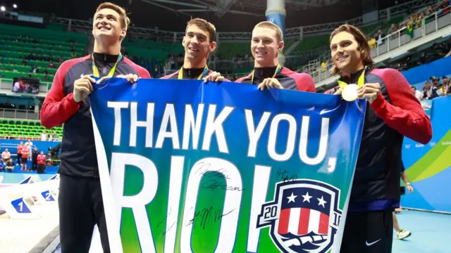 Michael Phelps junto a sus compañeros del equipo de natación de Estados Unidos.
