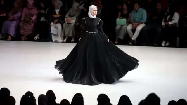 Seorang model memperagakan rancangan Leni Rafael pada acara Indonesia Fashion Week di Jakarta, 31 Maret 2018 lalu.