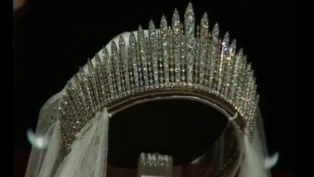 Тіара стала певною мірою королівської традицією