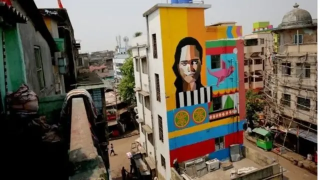 මෙම සිතුවම් නිර්මාණය කරනු ලැබ තිබෙන්නේ සංක්රාන්ති ලිංගික කලාකරුවන් අතිනි