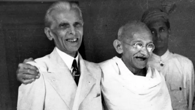 இந்தியாவின் தேசத் தந்தை என்று அழைக்கப்படும் மகாத்மா காந்தியுடன் பாகிஸ்தானின் தேசத் தந்தை என்று அழைக்கப்படும் முகமது அலி ஜின்னா.