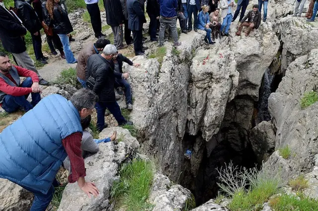 تجمع أرمني حول حفرة عميقة يعتقد أنها كانت مقبرة جماعية للأرمن في جبل قرب مدينة ديار بكر . 22 أبريل/نيسان 2015.