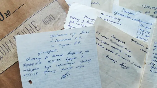 Два этажа заброшенного здания, в котором находилось управление колхоза "Маяк", завалены архивной документацией