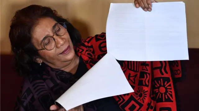 Menteri Kelautan dan Perikanan Susi Pudjiastuti bersiap memberikan konferensi pers di Bandara Halim Perdanakusuma, Jakarta, Selasa 30 April 2019. Susi Pudjiastuti menegaskan kapal ikan Vietnam yang ditangkap TNI AL di Laut Natuna Utara telah melanggar wilayah laut Indonesia.