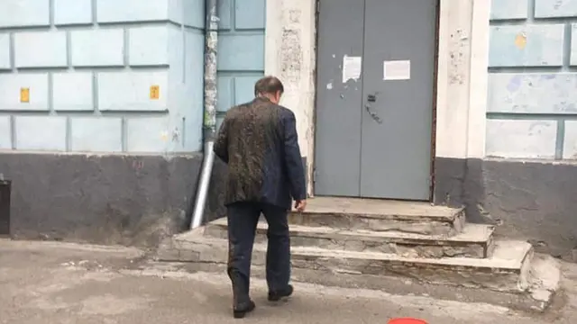 Праворадикалы облили зеленкой и нечистотами руководителя "Россотрудничества" Константина Воробьева