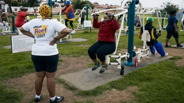 Personnes faisant de l'exercice en plein air