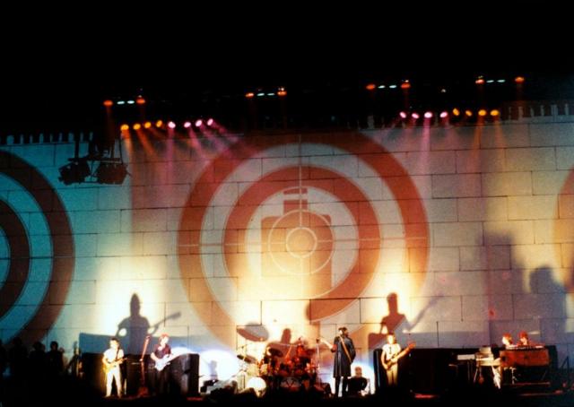 Pink Floyd исполняют The Wall на концерте в лондонском зале Earl's Court. Август 1980 года