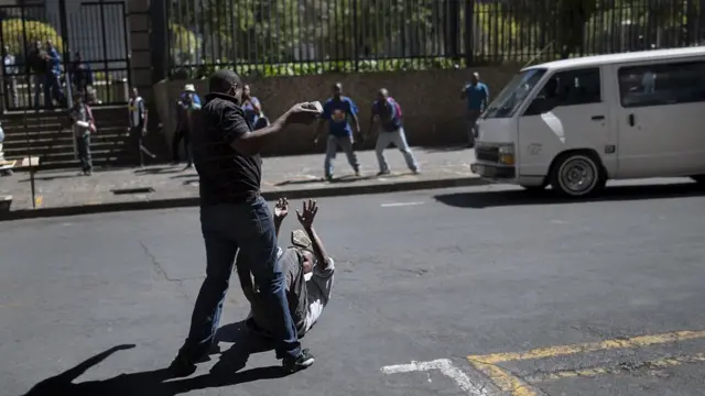 Eyan kan n ju okuta lu elomiran to ti lu subu silẹ