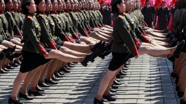 参加9月9日朝鲜国庆70周年阅兵式的女兵方阵。