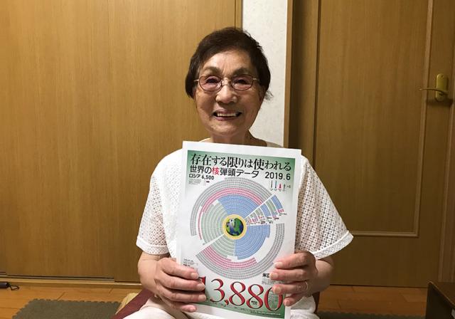 Emiko Okada, sobrevivente da bomba atômica em Hiroshima, mostra diagrama com número de armas nucleares no mundo em junho de 2019