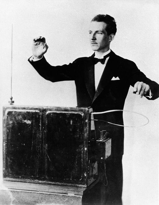Leon Theremin tocando su invención en los años 30.
