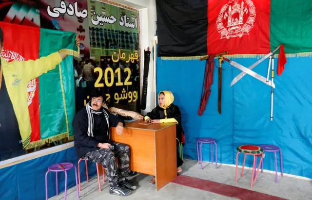 Отец Симы поддерживает ее практику