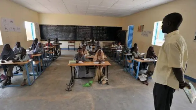 M. Marthé avait annoncé devant le Parlement avoir repéré plus de 300 enseignants détenteurs de faux diplômes, dont ceux du baccalauréat et du brevet d'étude du premier cycle (BEPC)