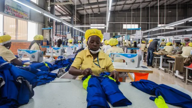 Les employés d'une usine appartenant à des Chinois à la périphérie de Kigali, la capitale du Rwanda, préparent des polos en polyester avant une augmentation des tarifs qui rendra les vêtements fabriqués au Rwanda plus coûteux pour les distributeurs américains.