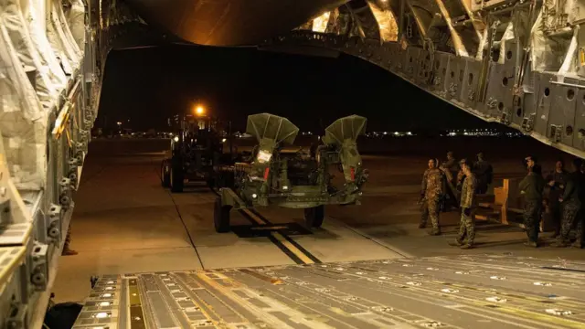 Завантаження озброєння, яке має вирушити до України