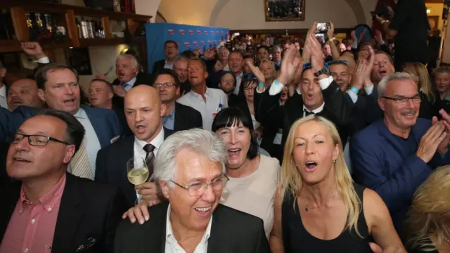 Seçim başarılarını kutlayan AfD'liler