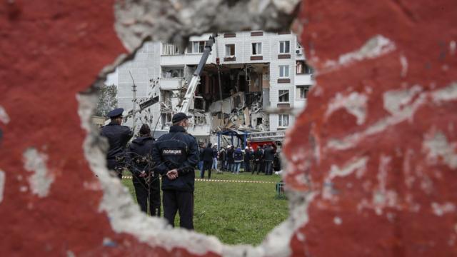 Спасатели и полиция на месте обрушения части дома в Ногинске