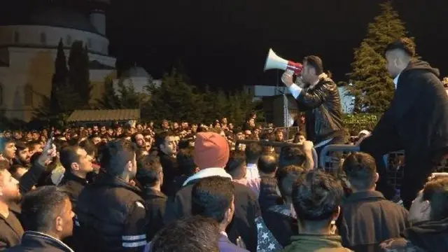 Küçükçekmece'de protesto gösterisi düzenleyenlere hitap edilirken
