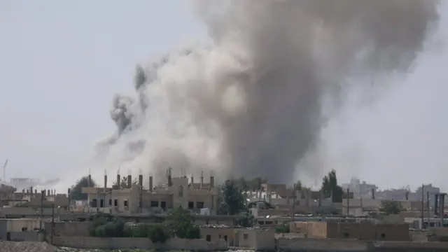 دخان يتصاعد بعد قصف منطقة في الرقة