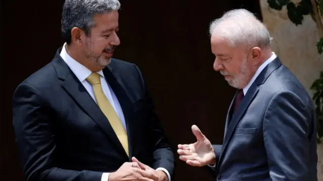 Lira e Lula se cumprimentam