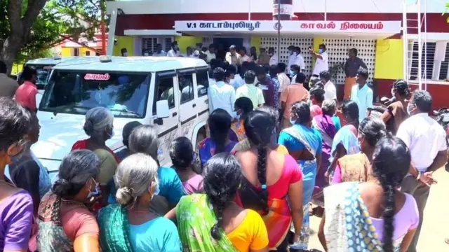 காவல் நிலையம் முற்றுகை