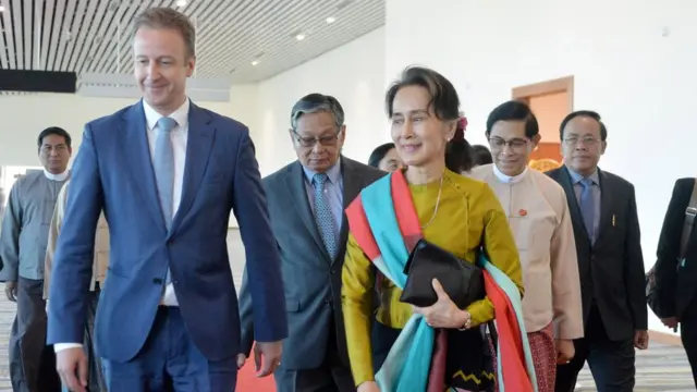 ဒေါ်အောင်ဆန်းစုကြည် ဦးဆောင်တဲ့အဖွဲ့ နယ်သာလန်နိုင်ငံ သည်ဟိတ်ဂ်မြို့ကို သွားဖို့ နေပြည်တော်ကနေထွက်ခွာ