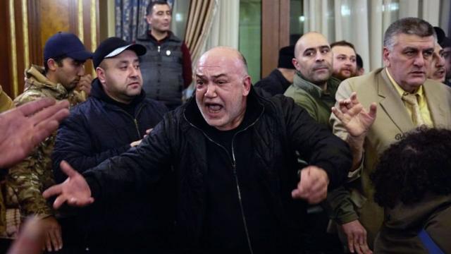 Un hombre grita enojado entre una multitud de manifestantes que asaltaron la oficina del primer ministro armenio, Nikol Pashinyan.