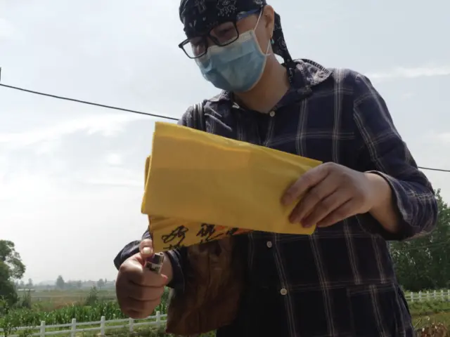 Vang pali papire sa napisanim rečima molitve za brata