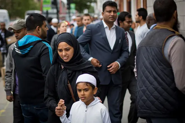 ব্রিটেনের কিছু মসজিদে নারীদের জন্য নামাজ পড়ার জন্য আলাদা জায়গার ব্যবস্থা আছে।
