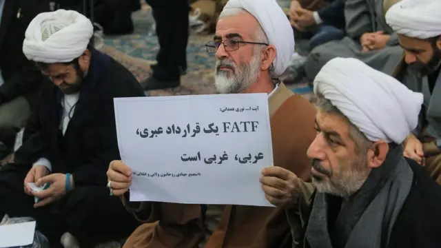 طلاب معترض در درس خارج فقه حسین نوری همدانی از مراجع تقلید شیعه در قم پلاکاردهایی در مخالفت با مصوبه پالرمو در دست داشتند