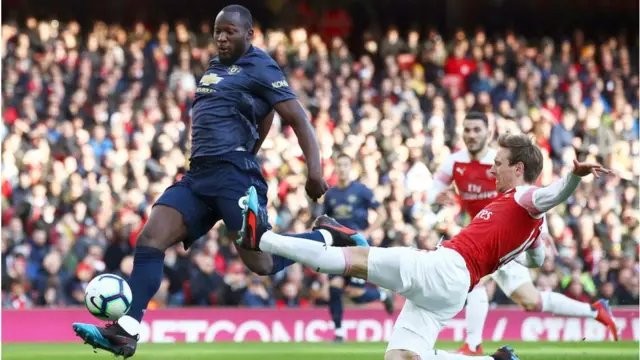 Agbabọọlu Manchester United, Romelu Lukaku ati Nacho Monreal n figagbaga