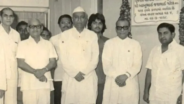 જમણેથી બીજા બાબુભાઈ જશભાઈ પટેલ