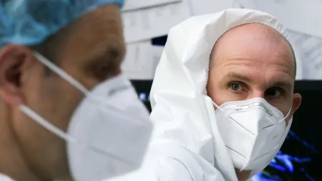 Médicos con mascarilla