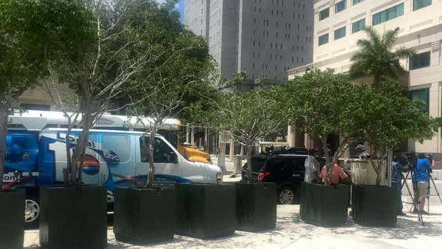 Periodistas y camarógrafos fuera de los tribunales.