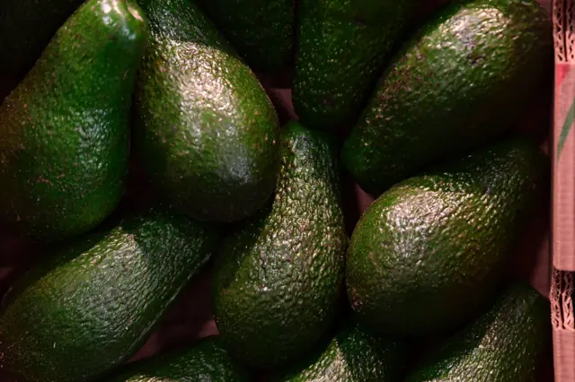 Aguacates en un mercado