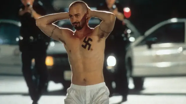 Film se oslanja na brutalno nasilne ključne momente koji vode ka osudi i zatvaranju lika kojeg glumi Edvard Norton