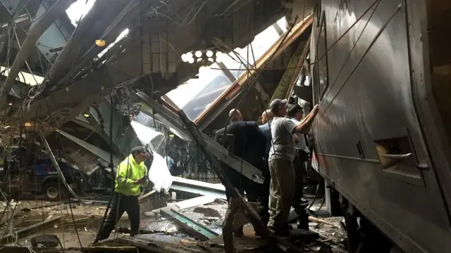 Tren y techo colapsado en la estación Hoboken, en Nueva Jersey.