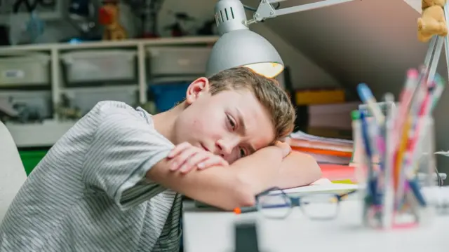 Un joven aparentemente frustrado.