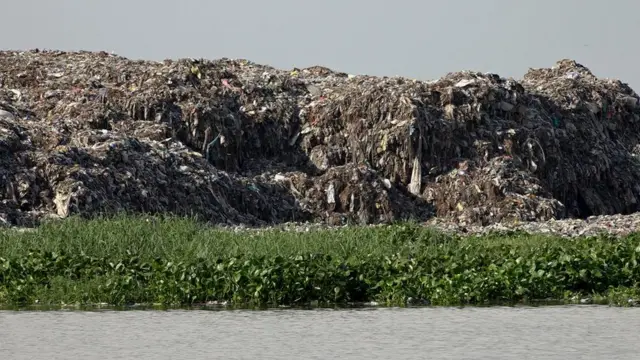 ল্যান্ডফিল থেকে ময়লা উপচে পড়ছে এখানকার পানিতেও।